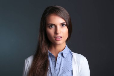 Koyu arka plan karşı bir işkadını portresi