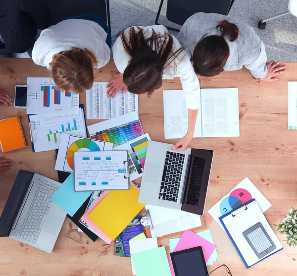 Zakenmensen zitten en discussiëren tijdens vergadering — Stockfoto