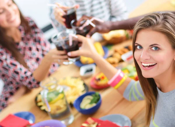 Personas con bebidas mientras están sentadas en la mesa de comedor —  Fotos de Stock