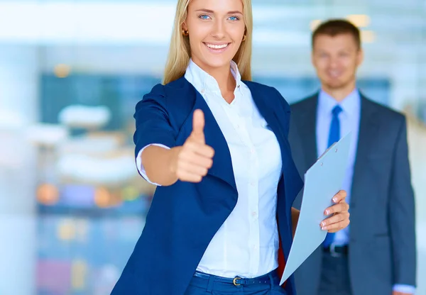 Mujer de negocios de pie en primer plano, mostrando ok —  Fotos de Stock