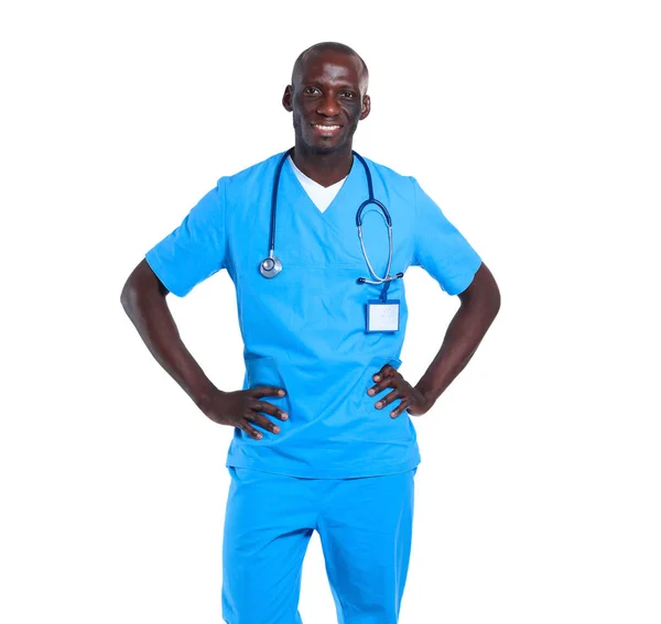 Portret lekarza stojącego na białym tle — Zdjęcie stockowe