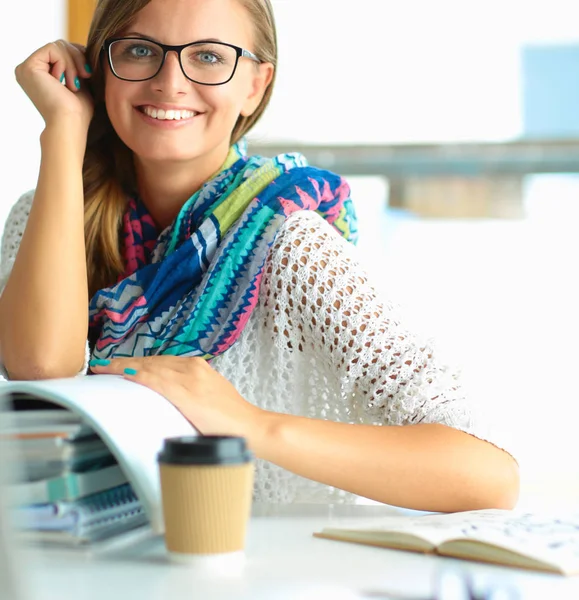 Felice studentessa seduta con mucchio di libri — Foto Stock