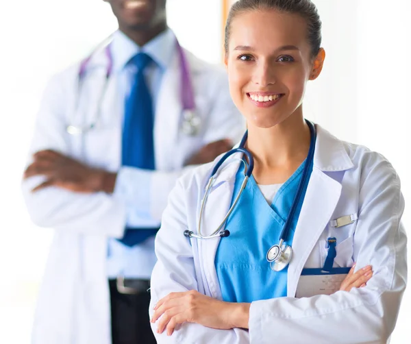 Beyaz arka planda izole edilmiş bir doktor, kadın ve erkek.
