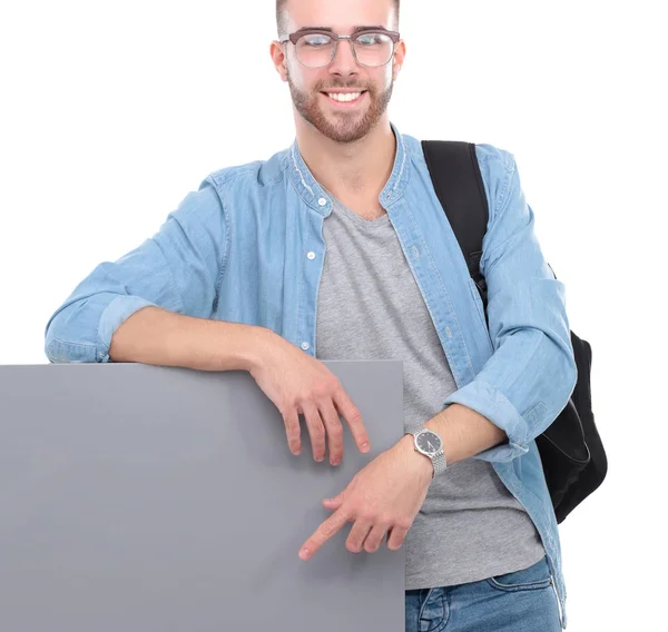 Молодой человек, стоящий с сумкой на белом фоне — стоковое фото