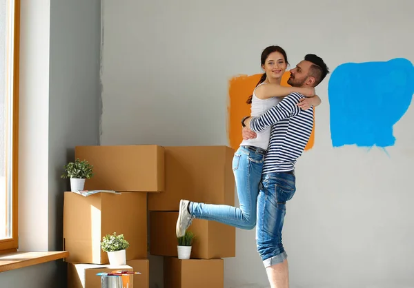 Portrait d'un jeune couple mignon dans leur nouvelle maison — Photo