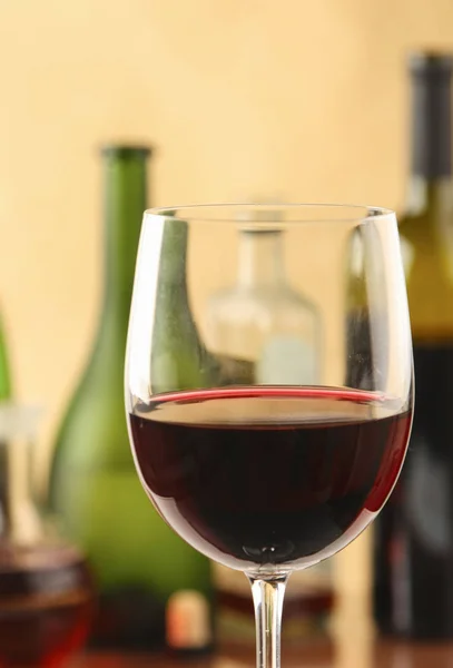 Kieliszek czerwonego wina i butelki — Zdjęcie stockowe