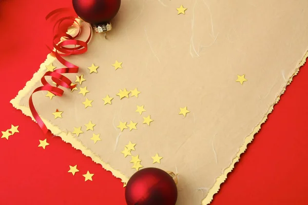 Tarjeta de Navidad con bolas rojas y estrellas doradas — Foto de Stock