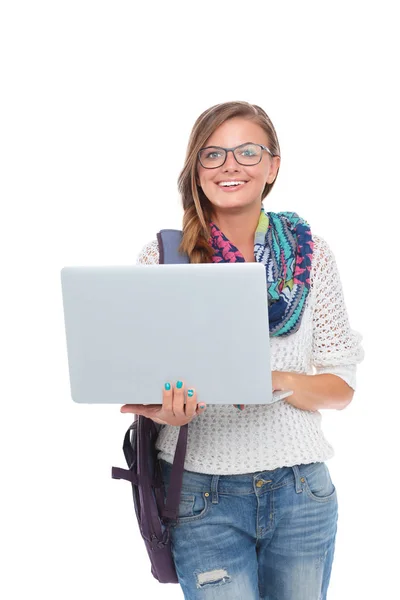 Adolescent souriant avec ordinateur portable sur fond blanc — Photo