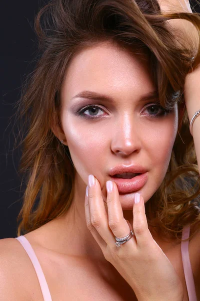 Vrouw haar stijl mode portret op zwarte achtergrond — Stockfoto