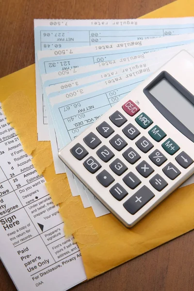 Калькулятор с деловой бумагой на столе — стоковое фото