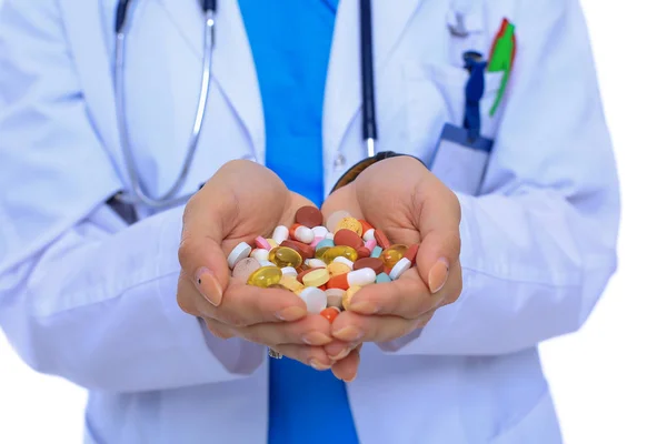 Médico segurando montão de drogas em uma mão — Fotografia de Stock