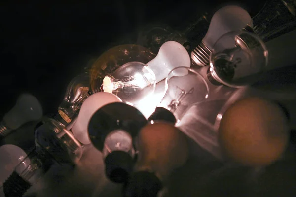 Lâmpada brilhante, isolada em fundo preto — Fotografia de Stock