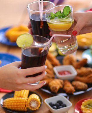 Yemek masasında içki içen insanlar.