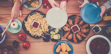 Grup birlikte ahşap masada otururken yemeğe insan Üstten Görünüm