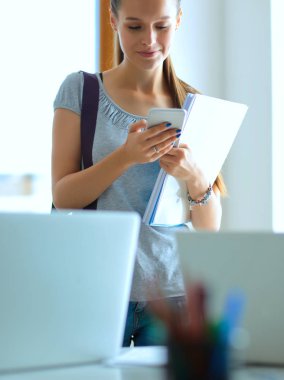 Cep telefonu Üniversitesi'nde kadın kullanımı
