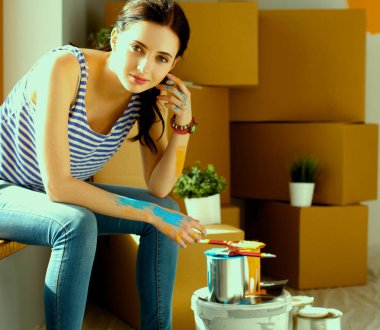 Karton kutuları olan yeni bir evde bir kadın.