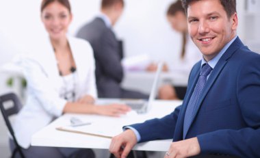 Güzel genç iş adamları arka planda tartışırken meslektaşları ile