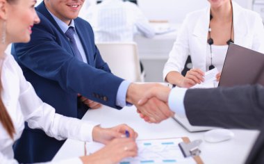 İş adamları el sıkışıyor, toplantıyı bitiriyor.