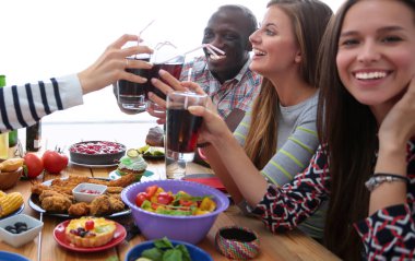 Yemek masasında içki içen insanlar.