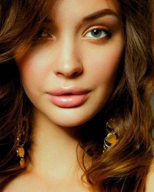 Beyaz arka plan üzerinde izole kadın kolları olan portresi geçti