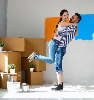 Mutlu genç çift yeni eve taşınıyor.