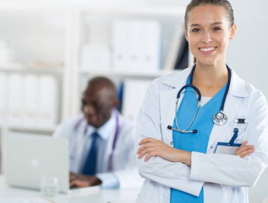 İçerde üniforması olan gülümseyen bir kadın doktor.