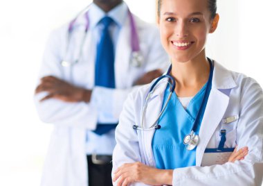 Beyaz arka planda izole edilmiş bir doktor, kadın ve erkek.