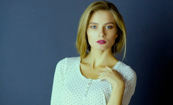 Retrato de mujer con los brazos cruzados, aislado sobre fondo blanco —  Fotos de Stock