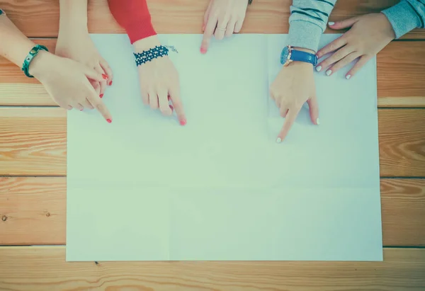 Drei Frauen, die zusammen an einem Schreibtisch sitzen — Stockfoto