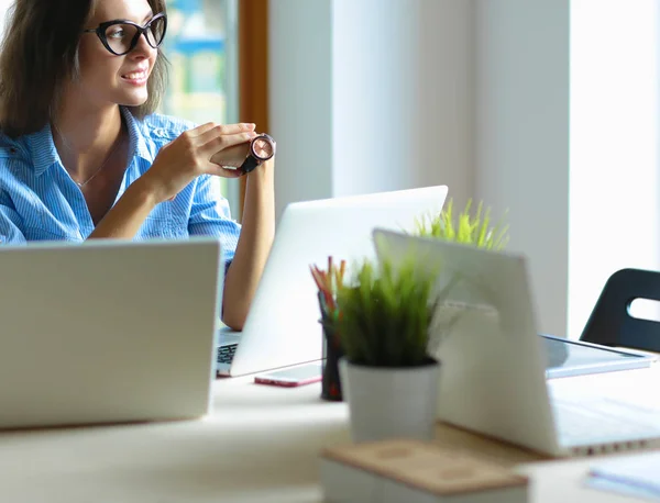 Giovane donna seduta al tavolo dell'ufficio con computer portatile — Foto Stock