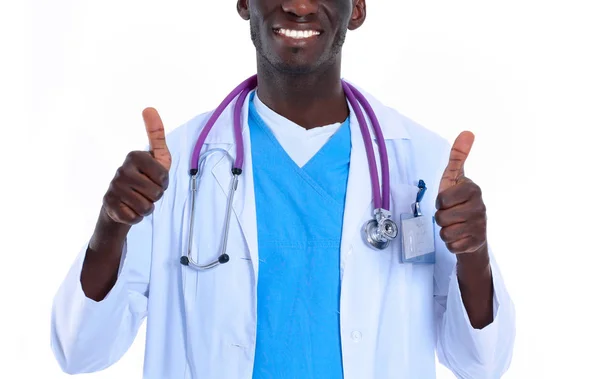 Retrato del médico que le muestra signo aceptable de pie en un uniforme blanco sobre un fondo aislado — Foto de Stock