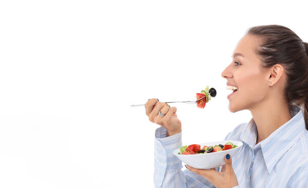 Красивая девушка ест здоровую пищу, изолированные на белом фоне
