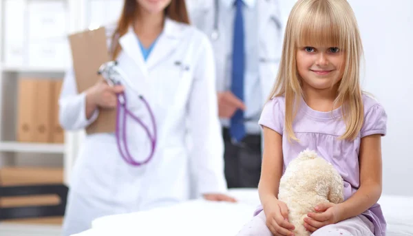 Médico femenino examinando a un niño con estetoscopio en cirugía — Foto de Stock