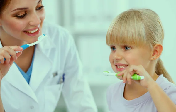 Dentista e bambina nello studio dentistico. — Foto Stock