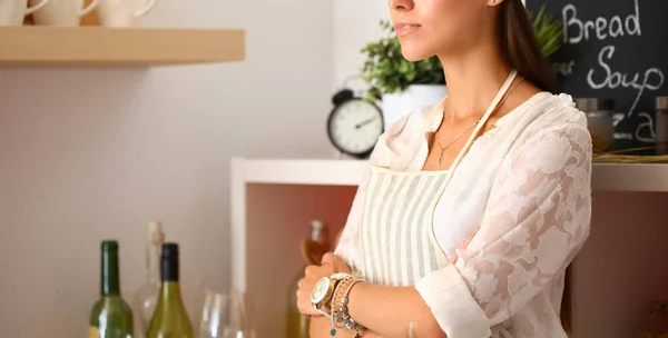 Chef kvinna porträtt med uniform i köket — Stockfoto