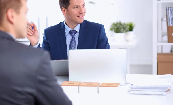 Les gens d'affaires qui travaillent avec un ordinateur portable dans un bureau — Photo