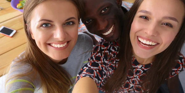 Gruppo di persone che fanno selfie durante il pranzo — Foto Stock