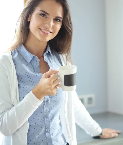 Mujer feliz bebiendo té en la cocina en casa — Foto de Stock