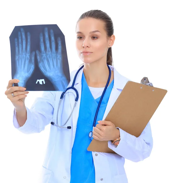 Jonge vrouwelijke arts op zoek naar de x-ray foto geïsoleerd op witte achtergrond — Stockfoto