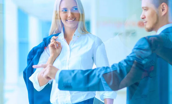 Företagare går i korridoren för ett businesscenter — Stockfoto