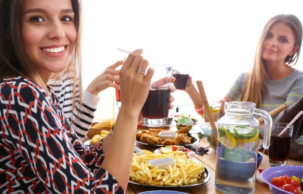 Pessoas com bebidas enquanto se sentam na mesa de jantar — Fotografia de Stock