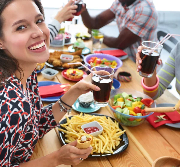 Gruppe von Menschen beim gemeinsamen Abendessen am Holztisch — Stockfoto