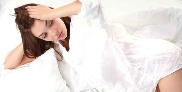 Retrato de mulher bonita, ela sentada na cama branca — Fotografia de Stock