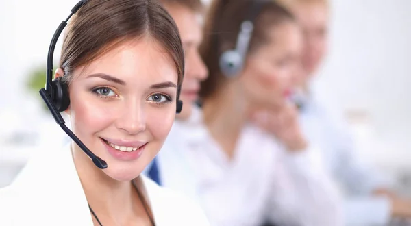 Zakenvrouw met headset glimlachen op camera in callcenter — Stockfoto