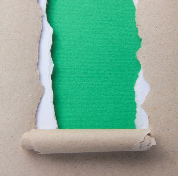 Rasgar o papel verde e fundo branco — Fotografia de Stock