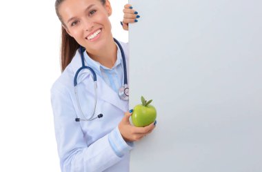 Elmalı ve boş afişlerle gülümseyen doktor