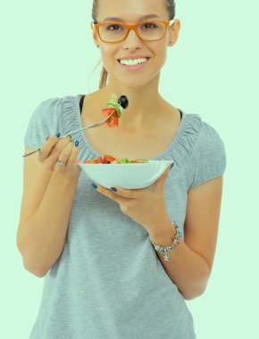 Güzel kız beyaz arka plan üzerinde izole sağlıklı yemek yeme