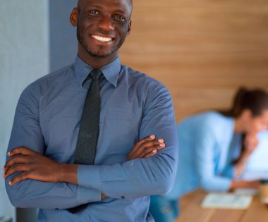 Afrikalı-Amerikalı işadamı iş ofis arka plan üzerinde