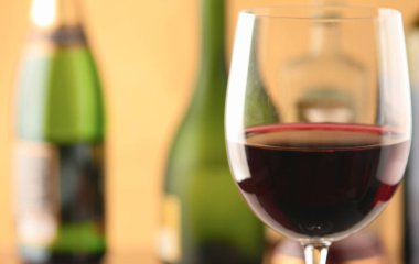 Kadeh kırmızı şarap ve şişe