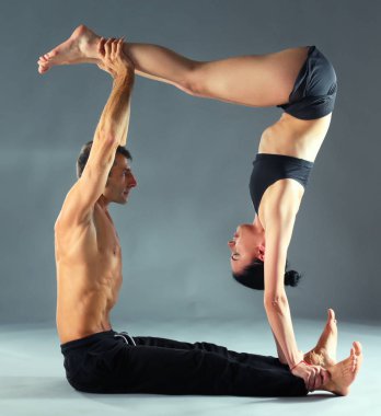 Genç çift Acro yoga mat Studio birlikte uygulamak